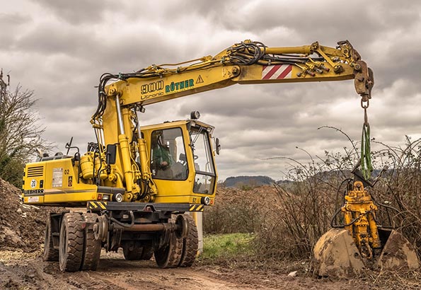 工程机械推土机在建筑工地的应用与优势